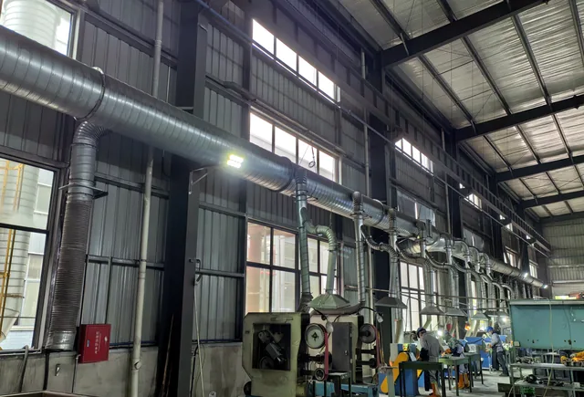 Casting workshop ventilation and extraction line above production stations