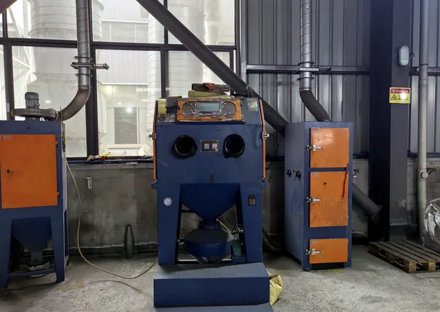 Shot blasting and cleaning equipment for sand casting surface preparation